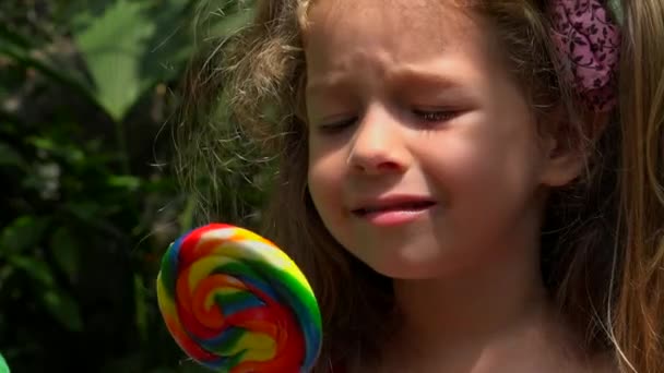 Enfant confus avec bonbons — Video