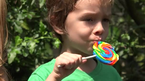 Menino nervoso comendo doces — Vídeo de Stock