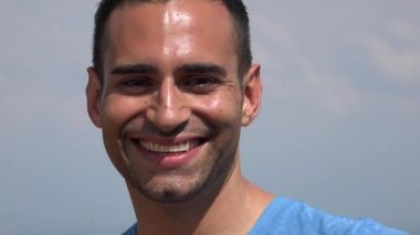 Gülümseyen genç İspanyol adam