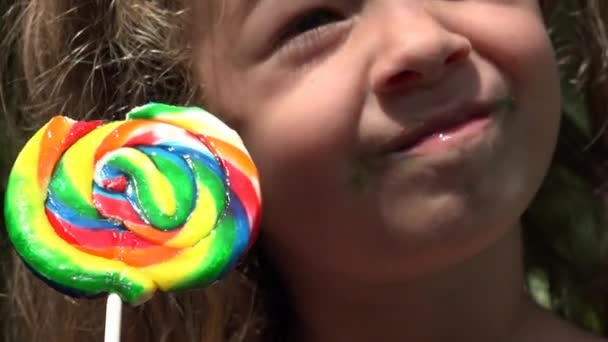 Niña pequeña con piruleta — Vídeos de Stock