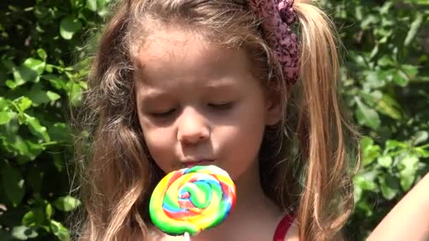 Kleuter meisje met Lollipop — Stockvideo