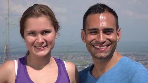 Amigos felizes ou casal — Vídeo de Stock