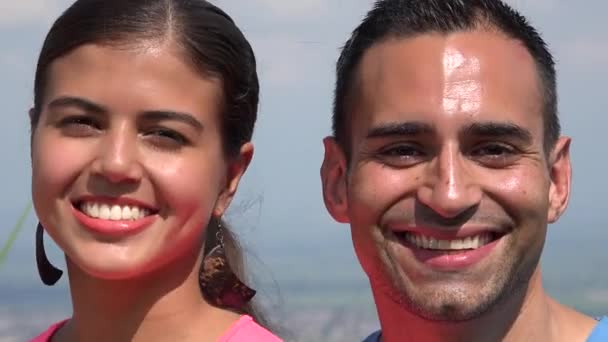 Hombre y mujer sonrientes — Vídeos de Stock