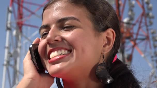 Подростки разговаривают по сотовому телефону — стоковое видео