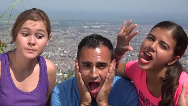 Jóvenes amigos actuando tontamente — Vídeo de stock