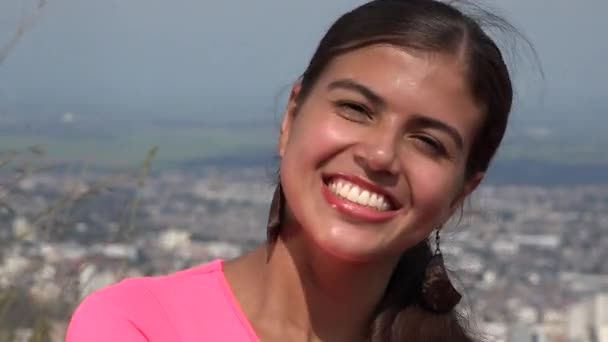 Sonriente joven hispana adolescente chica — Vídeos de Stock