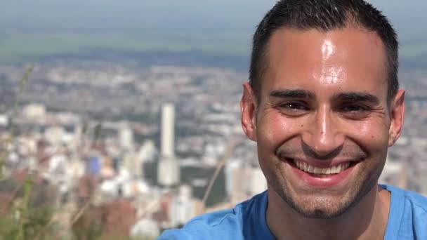 Usměvavý mladík hispánský — Stock video
