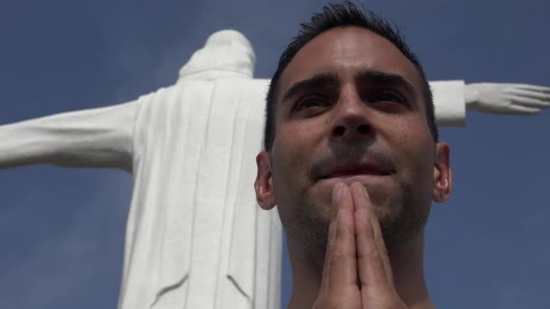 Θρησκευτικές Χριστιανός άνθρωπος προσεύχεται — Αρχείο Βίντεο