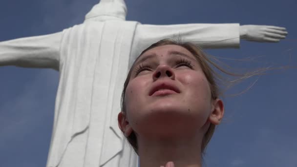Religiöse junge Frau betet — Stockvideo
