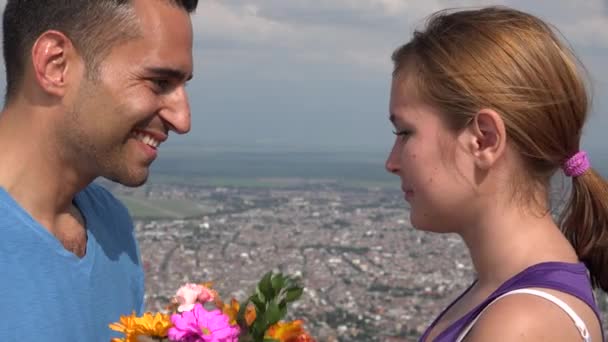 Mulher feliz aceita flores do homem — Vídeo de Stock