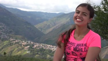 dağlarda gülümseyen kadın