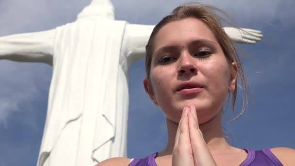 Mujer religiosa rezando oración — Vídeo de stock