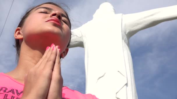 Joven mujer cristiana rezando — Vídeos de Stock