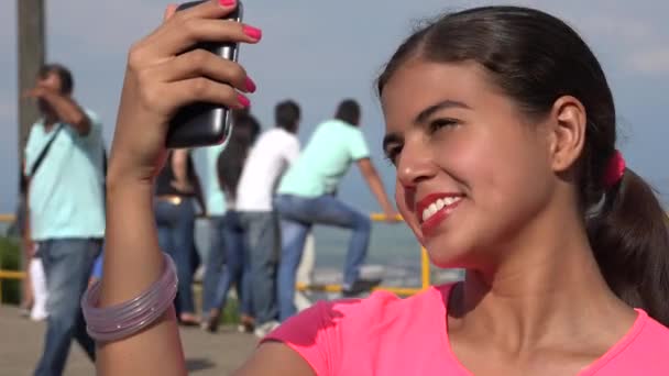 Turista Femmina Taking Selfie — Video Stock