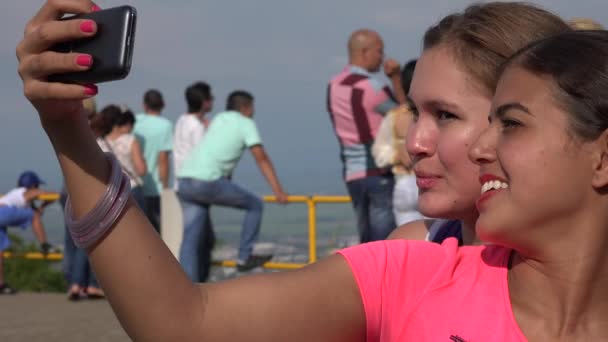 Turista Menina Amigos Tomando Selfie — Vídeo de Stock