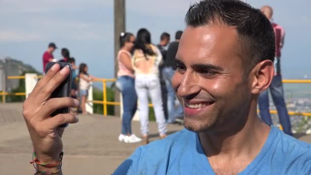 Turista Masculino Sonriendo Para Selfie — Vídeos de Stock