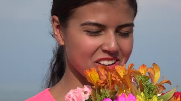 Gelukkige vrouw met bloemen — Stockvideo