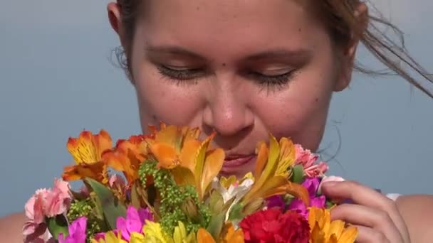 Glad kvinde med blomster – Stock-video