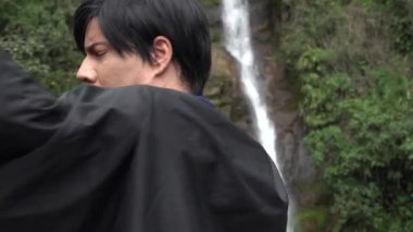 Kendine güvenen Cosplay poz Prens