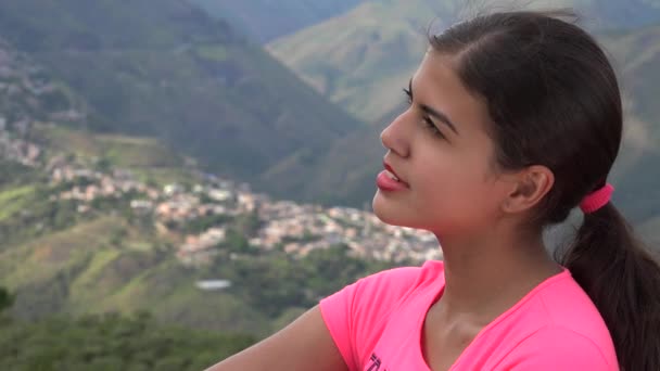 Mujer joven en las montañas — Vídeo de stock