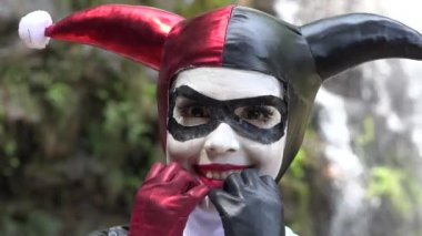 Eğlenceli Cosplay şakacı kız