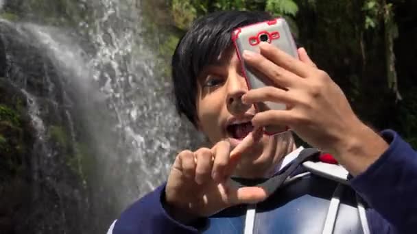 Cosplay príncipe tomando selfie — Vídeo de stock