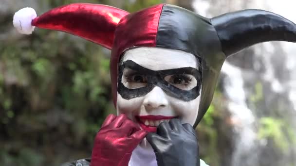 Leuk Cosplay Jester meisje — Stockvideo