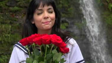 Kırmızı çiçekli Cosplay kız