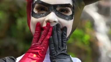 Mutlu Cosplay şakacı kız