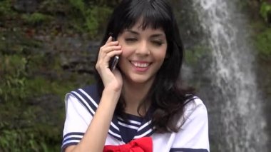 Cep telefonu kullanan kız cosplay