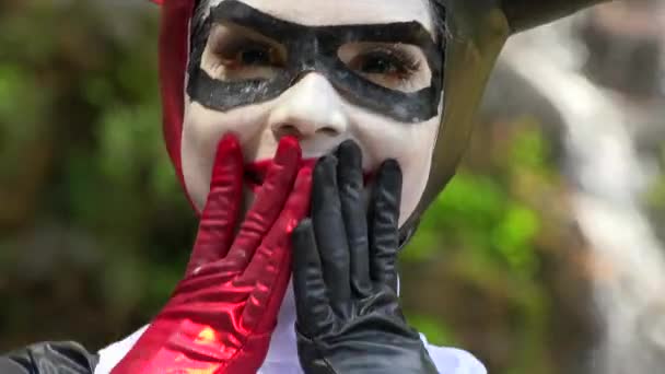 Gelukkig Cosplay Jester meisje — Stockvideo