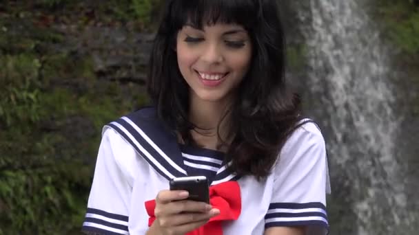 漂亮的女孩使用手机 — 图库视频影像