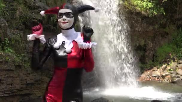 Ballando giullare cosplay femminile — Video Stock