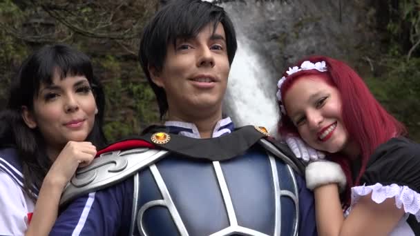 Des gens heureux portant des costumes de cosplay — Video