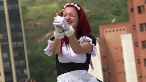 Adolescente Cosplay menina comer pirulito — Vídeo de Stock