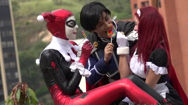 Felice giovane cosplay amici mangiare caramelle — Video Stock