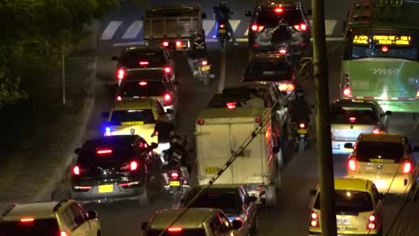 25 de enero de 2014 - Cali, Colombia - Tráfico nocturno de automóviles — Vídeos de Stock