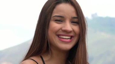 Genç ve güzel kadın gülüyor