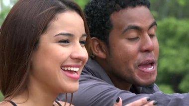 Adam ile heyecanlı kadın işaret