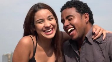 Gülerek ve gülümseyerek mutlu insanlar