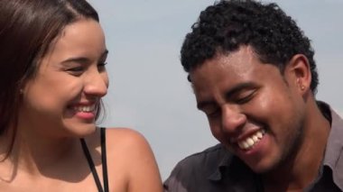 İnsanlar mutlu ve gülümseyerek