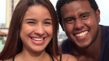 İnsanlar gülümseyen insanlar gülüyor