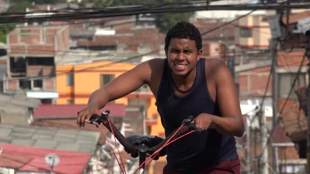 Hombre caminando en bicicleta en el país pobre — Vídeo de stock