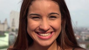 mutlu genç gülümseyen kadın