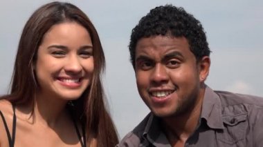 İnsanlar gülümseyen adam ve kadın