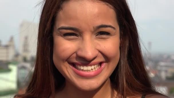 Молодая счастливая улыбающаяся женщина — стоковое видео