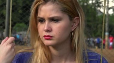 Salıncak üzerinde üzgün kadın