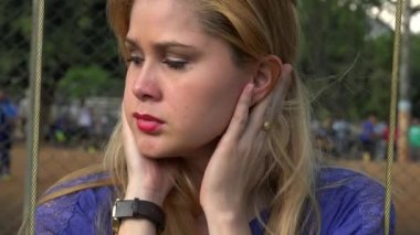 Üzgün ve depresyonda genç kadın