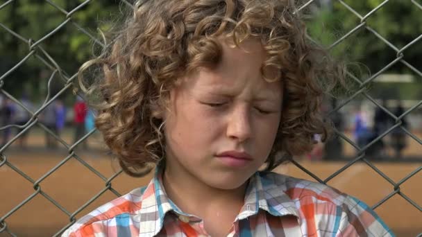 Enfant garçon triste ou déprimé — Video