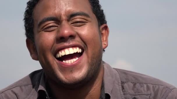 Joven feliz sonriente hombre — Vídeos de Stock